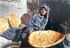 زن روستايي درحال پخت نان سيستاني